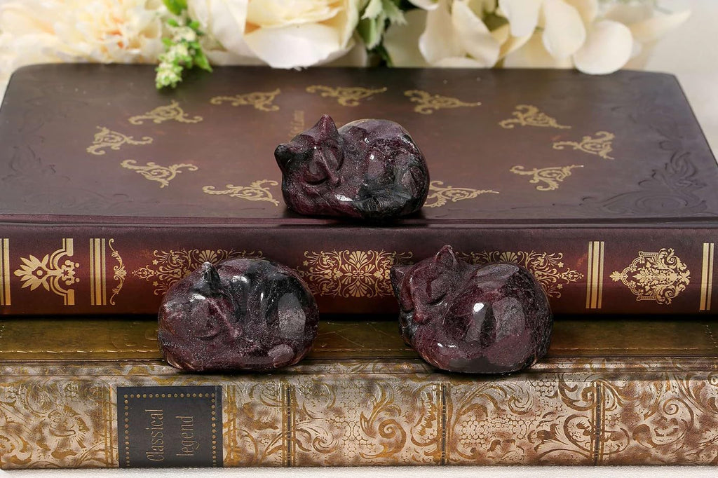LAIDANLA Garnet Cat Healing Crystals Figurine Sleeping Cat Hand Carved Cute Statue Polished Stone Sculpture Reiki Office Room Bedroom Desk Home Decoration Gifts 1.6"