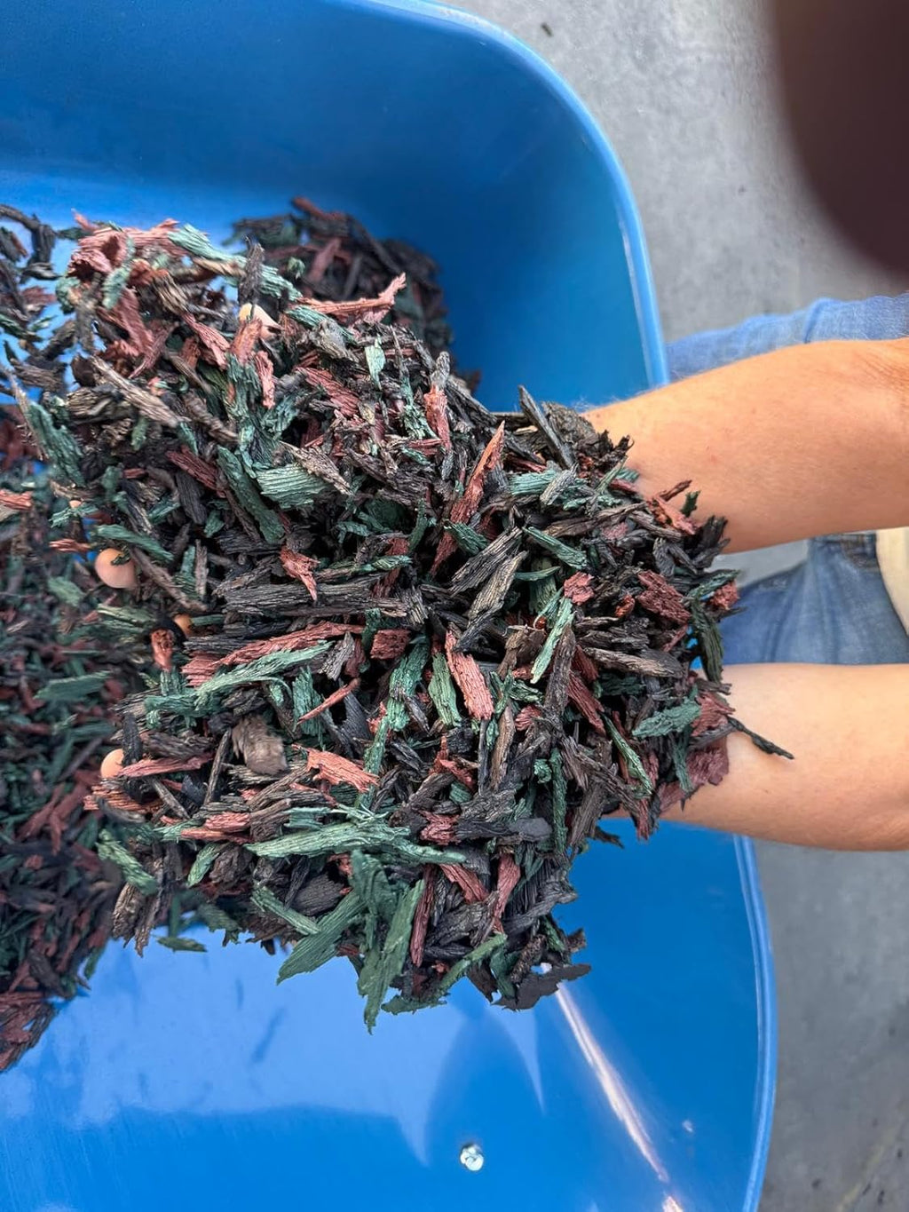 100% Wire-Free Shredded Rubber Mulch – Brown/Red/Green – 10 lb (0.6 cu ft) – Long-Lasting, Low Maintenance, Safe for Kids & Pets – Ideal for Landscaping & Playgrounds (Black/Green/RED, 10Lb)