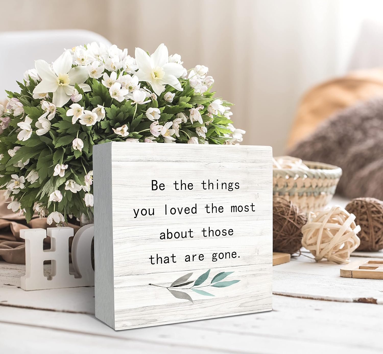 SRADMO Be the Things You Loved the Most About Those That are Gone Wood Box Sign Desk Decor, Rustic Bereavement Memorial Wooden Block Box Sign Decoration For Home Living Room Shelf Table Decor