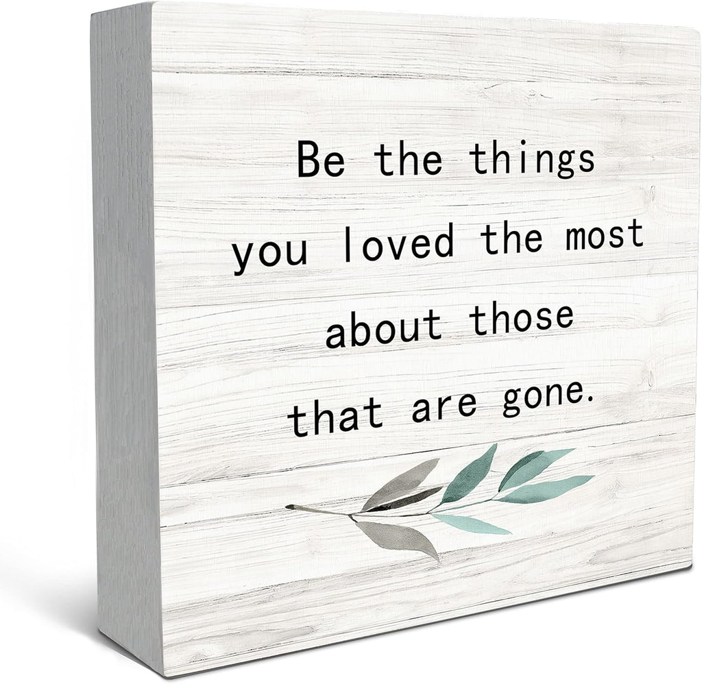 SRADMO Be the Things You Loved the Most About Those That are Gone Wood Box Sign Desk Decor, Rustic Bereavement Memorial Wooden Block Box Sign Decoration For Home Living Room Shelf Table Decor