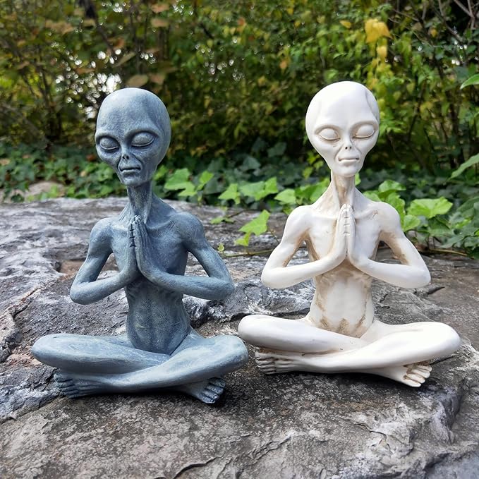 Yoga Alien Statue, Sci-fi Outer Space UFO Alien Figure, Resin Medition Alien Home Office Bookshelf Decor Sculpture, 6.3" H