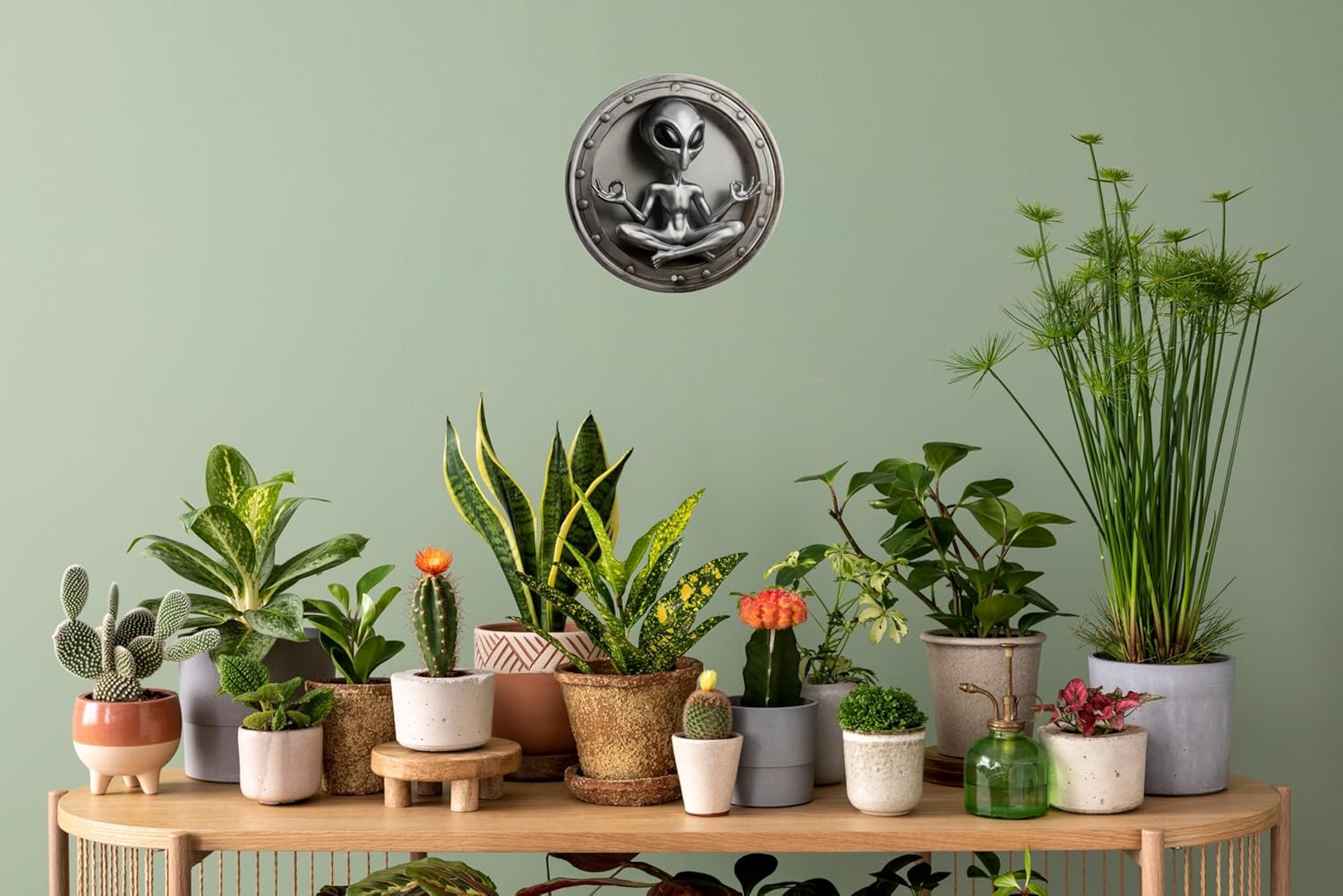 Alien Yoga Metal Wall Art Round Vintage Extraterrestrial Meditation Decorative Sign Home Decoration Unique Sci-Fi Theme Decor Room Decor 8x8 In