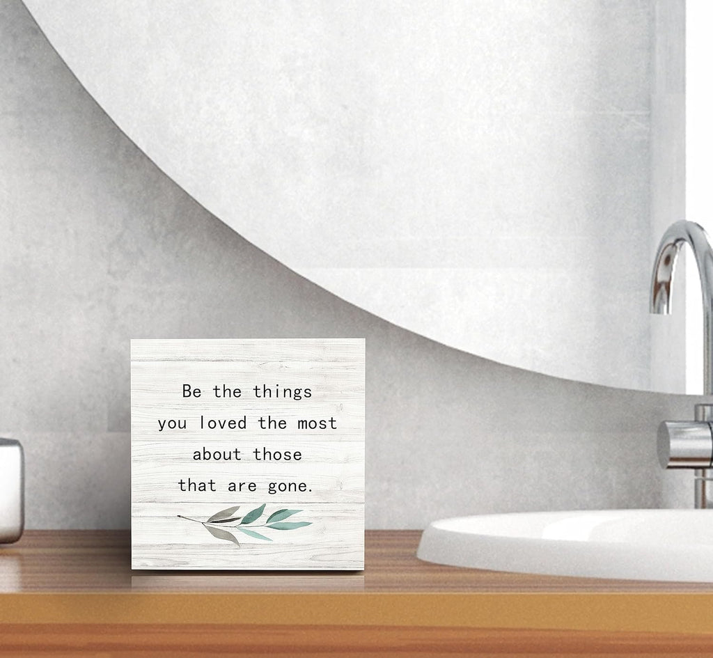 SRADMO Be the Things You Loved the Most About Those That are Gone Wood Box Sign Desk Decor, Rustic Bereavement Memorial Wooden Block Box Sign Decoration For Home Living Room Shelf Table Decor