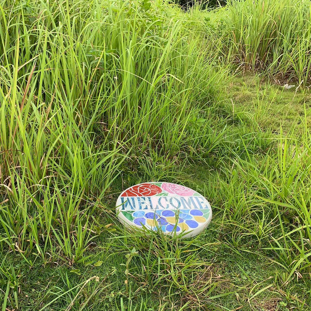 Bieye MSS002 Rose Flowers Tiffany Style Stained Glass Mosaic Decorative Stepping Stone for Garden Decor (12" Round, Welcome Sign)